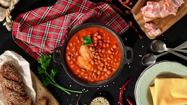 Kuhani grah s hamburgerom