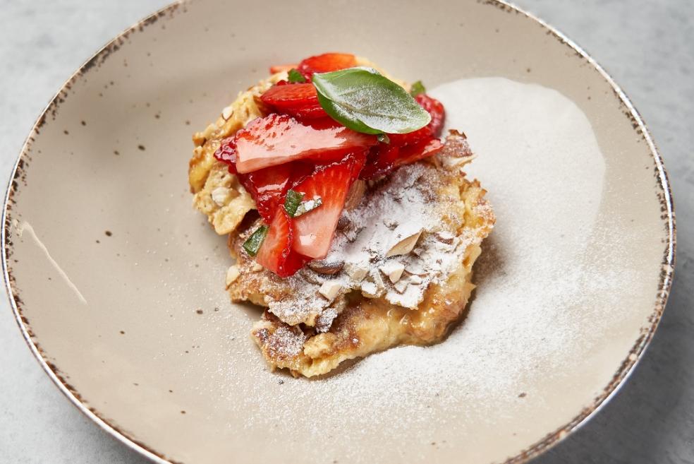 Bread pudding s kroasanima i salatom od jagoda