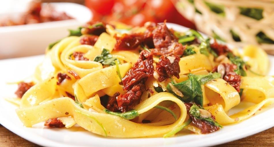 Talijanska salata od tjestenine s rukolom i sušenim rajčicama