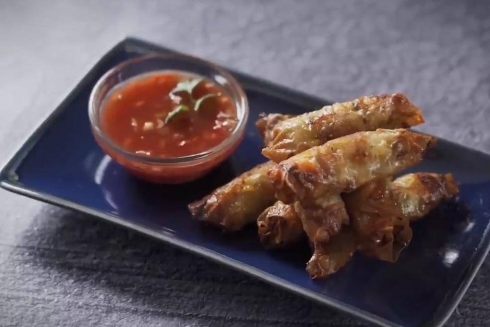 Pržene rolice povrća sa slatko-kiselim umakom