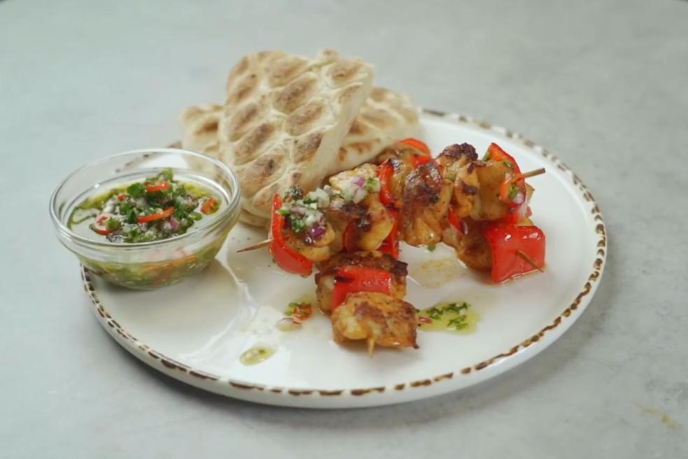 Pileći ražnjić s Chimichurri salsom & grillanom lepinjom