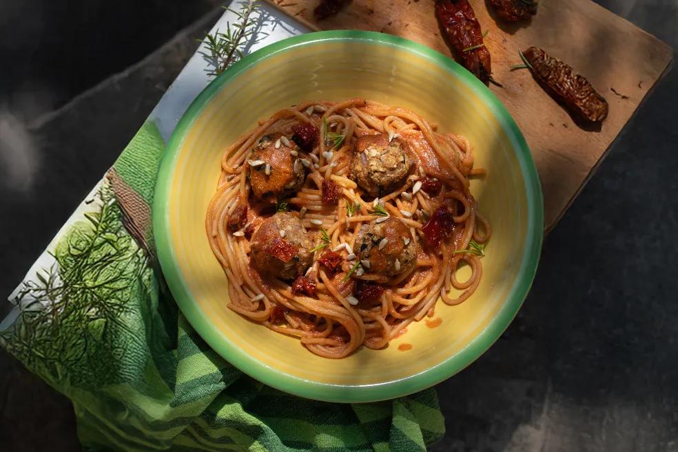 Špageti s biljnim mesnim okruglicama