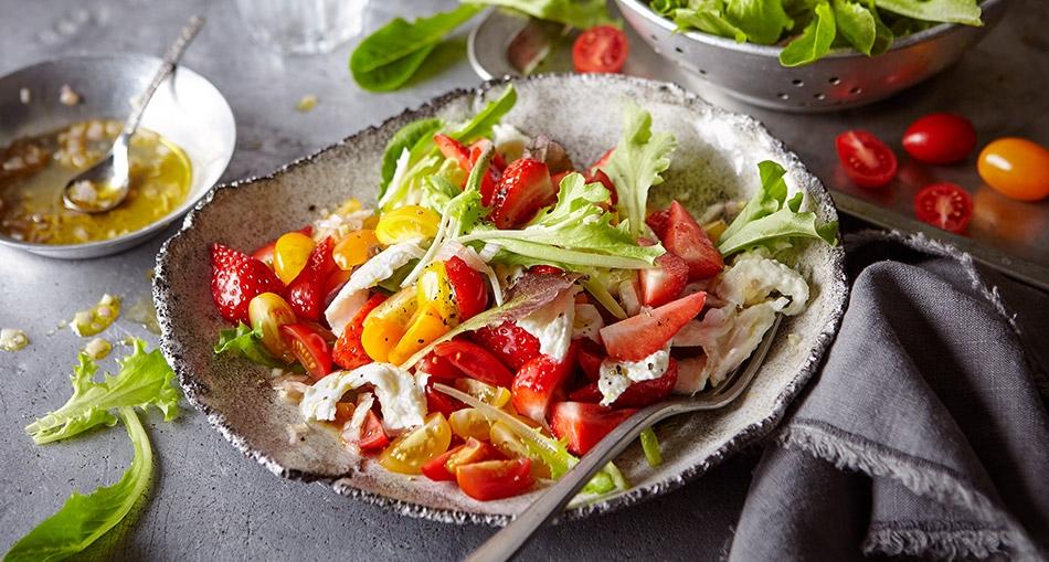 Šarena salata od rajčica i jagoda