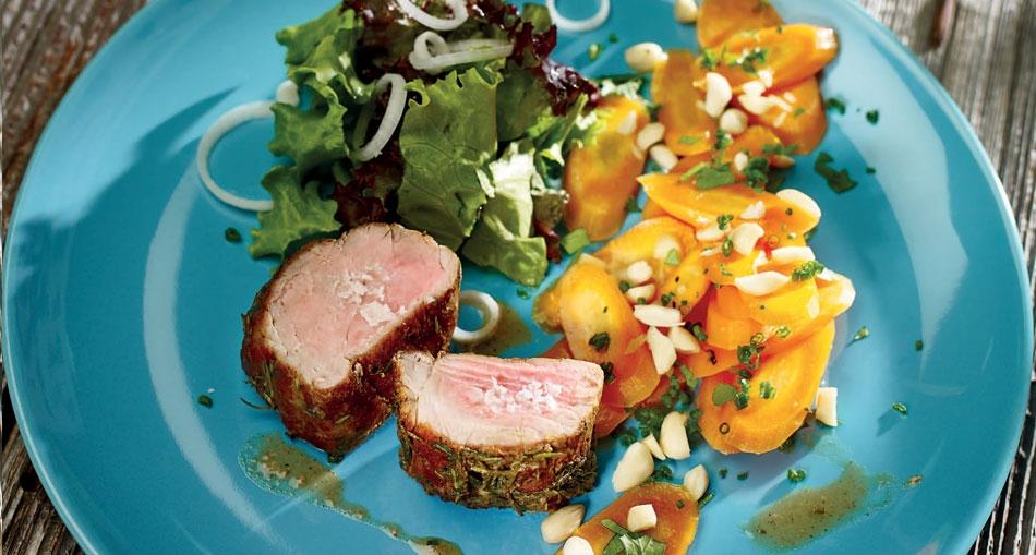 Svinjski file u mediteranskom bilju s glaziranom mrkvom i bademima