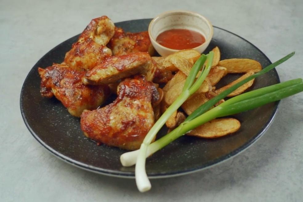 BBQ pileća krilca s prženim mladim krumpirom