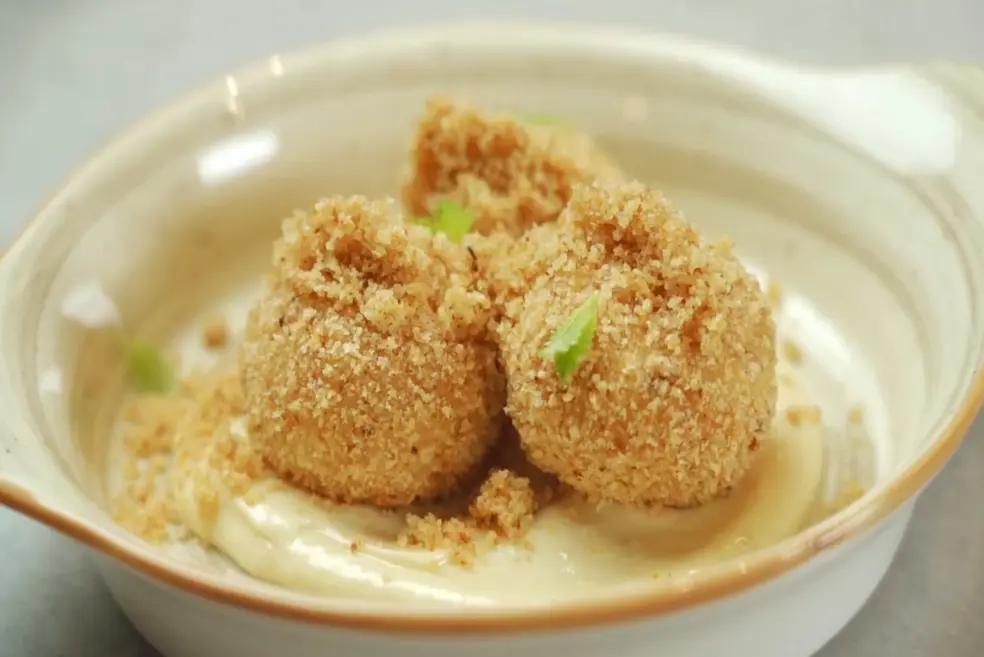 Knedle sa šljivama, dulche di leche i hrskave krušne mrvice