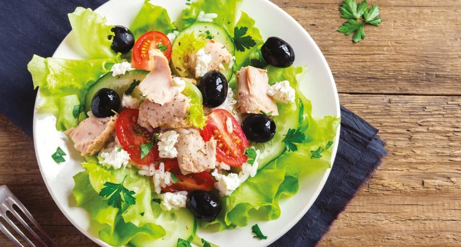 Grčka salata s dimljenom tunjevinom