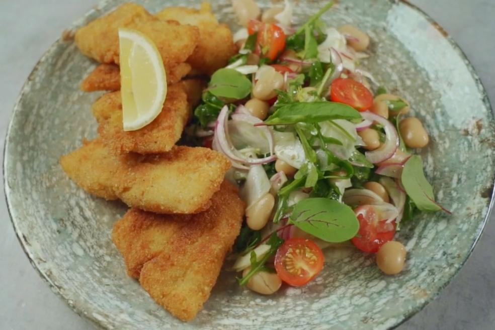 Pohani file pangasiusa, salata od bijelog graha, komorača i rikule