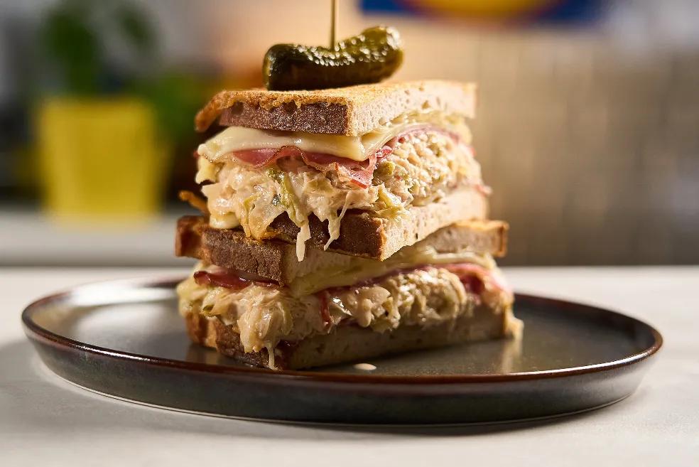 Pohani sendvič s dalmatinskom pečenicom, kiselim kupusom i emmentaler sirom
