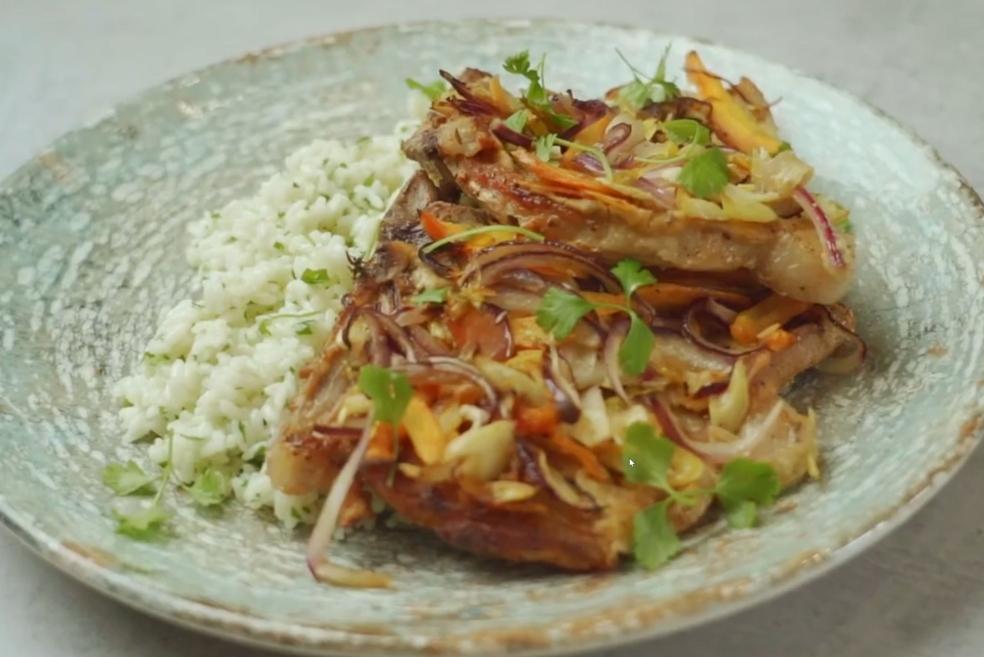 Svinjski kotlet iz pećnice s lukom i korjenastim povrćem, riža na maslacu