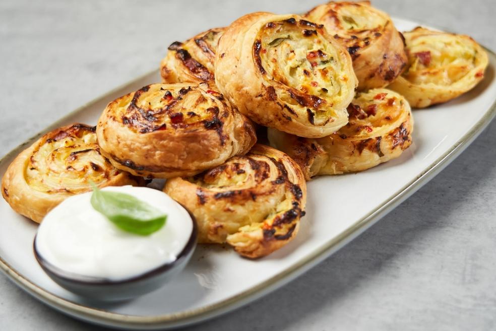 Pužići s posnim sirom, kulenom, povrćem, biljem i začinjenim jogurtom