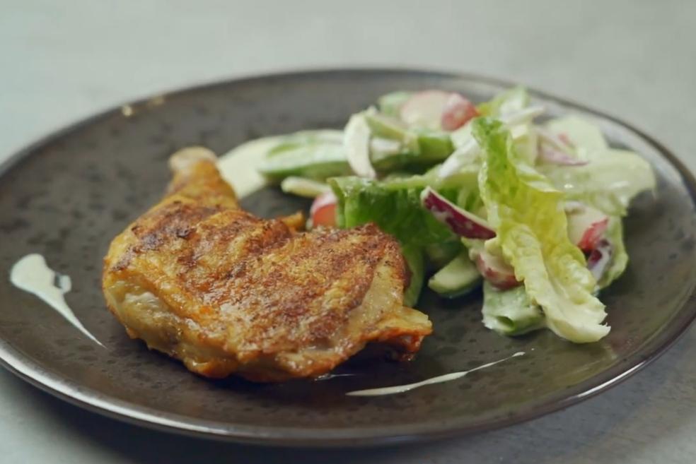 Grillani pileći batak i zabatak sa prilogom lisnate salate s avokadom i krastavcima i jogurt-curry dressingom