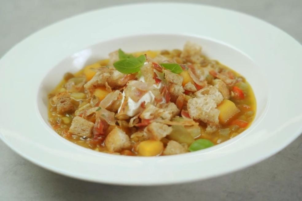 Varivo od zelene leće, buče i crvene paprike s hrskavim špekom i krutonima u bilju