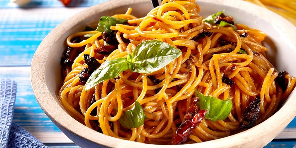 Spaghetti Aglio-Oglio sa sušenim rajčicama i bosiljkom