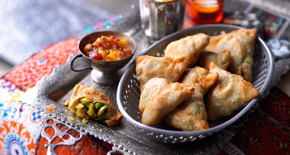 Samosas s punjenjem od kokosa i leće