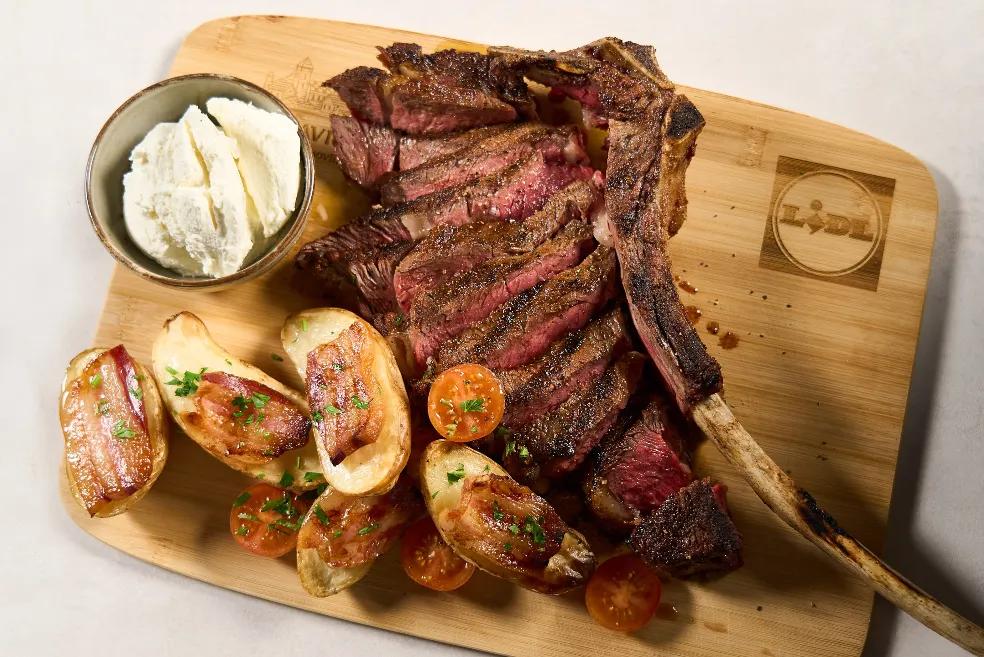 Grillani juneći Tomahawk steak s domaćom začinskom soli, pole od krumpira s kajmakom