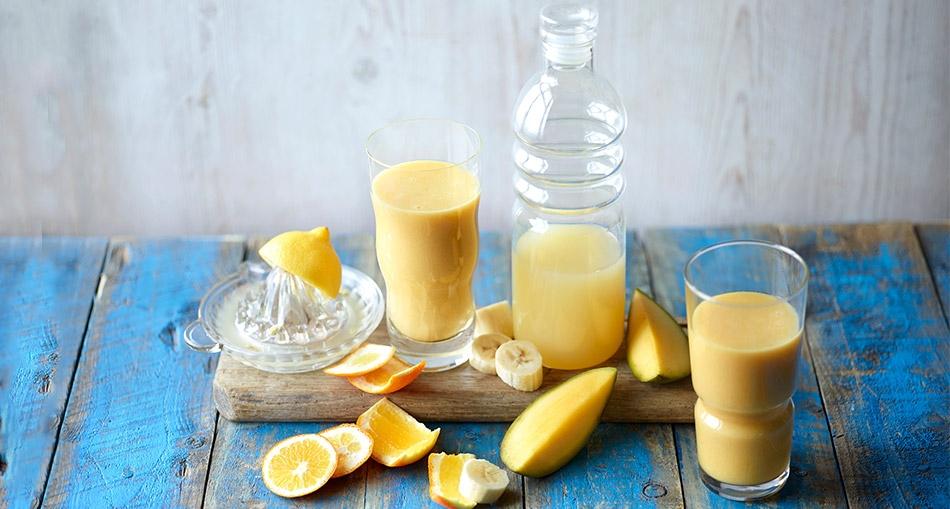 Smoothie od naranče, banane i manga
