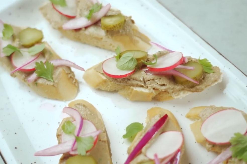 Pate od pileće jetre, ukiseljeni ljubičasti luk, rotkvice i baguette