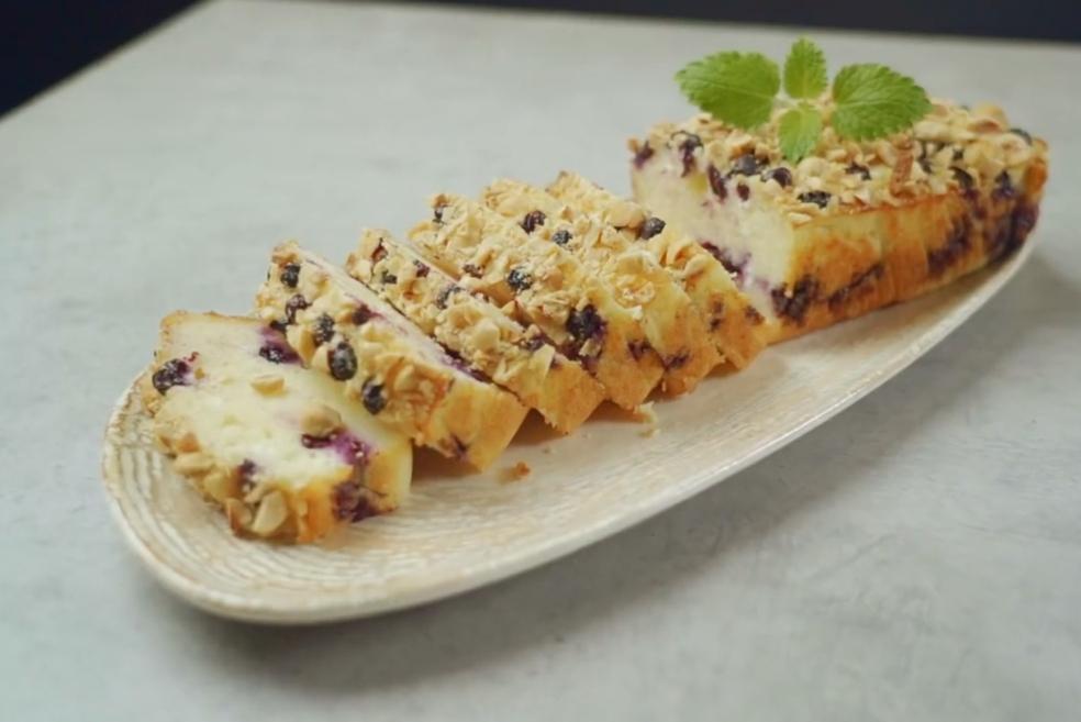 Biskvitni kolač sa svježim sirom, borovnicama i lješnjacima