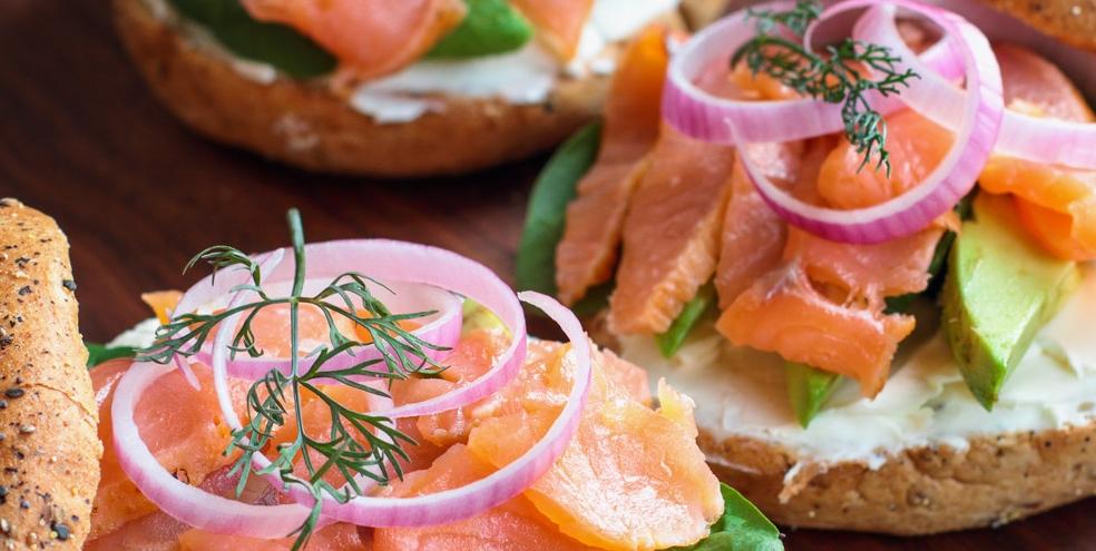 Toast s lososom i avokadom