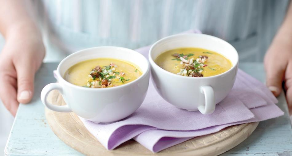 Indijska juha od currya s topingom od orašastih plodova i grožđica