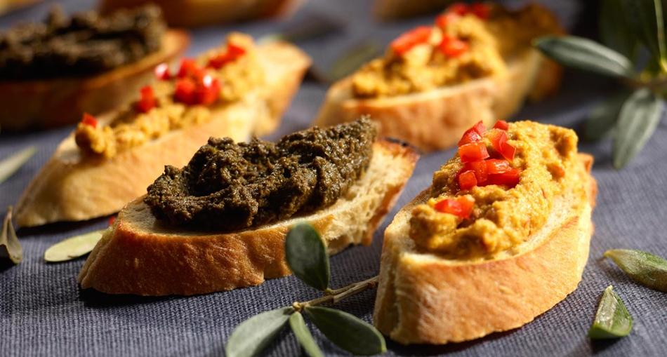 Prženi komadići kruha s crnom i zelenom tapenadom - namazom od maslina