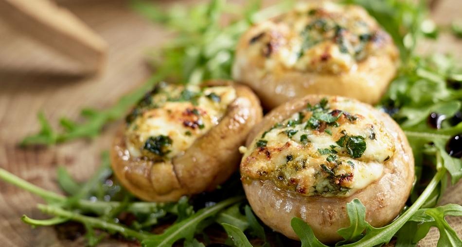 Grilani šampinjoni s pesto i sirom s plemenitom plijesni