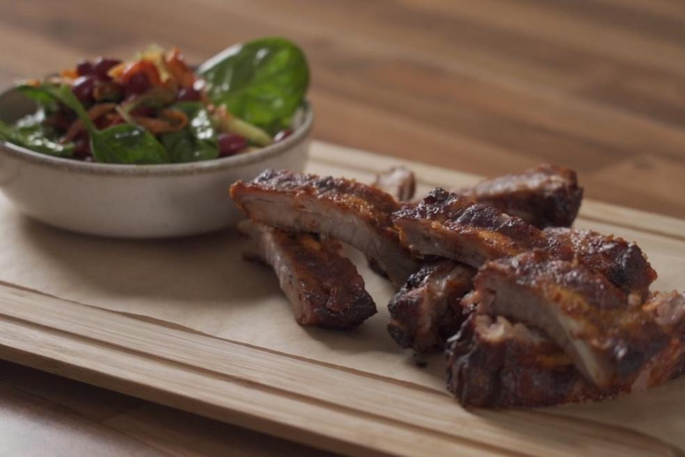 Salata od graha i povrća s pečenim svinjskim mariniranim rebricama