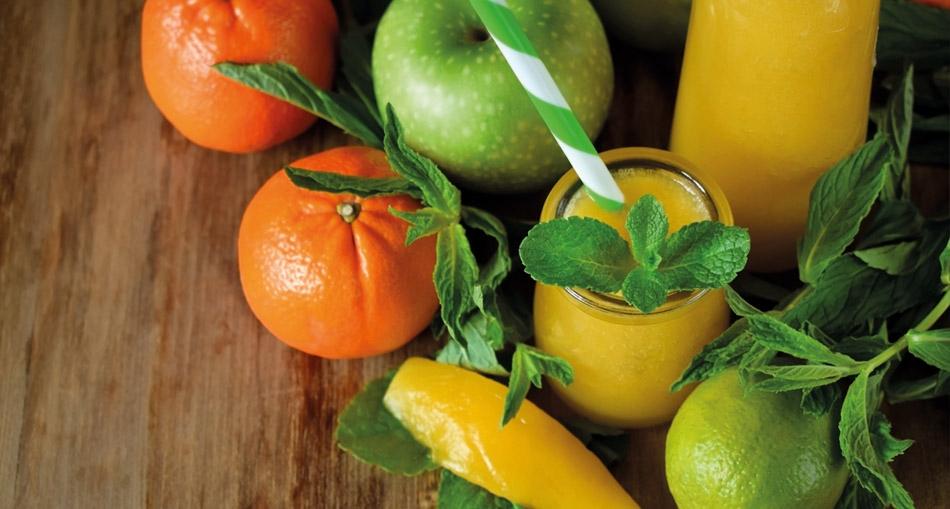 Smoothie od mandarina, jabuke, mrkve, špinata i zobenih pahuljica