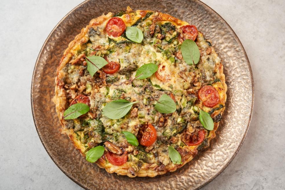 Quiche sa šparogama, špinatom, cherry rajčicama, plavim sirom i orasima