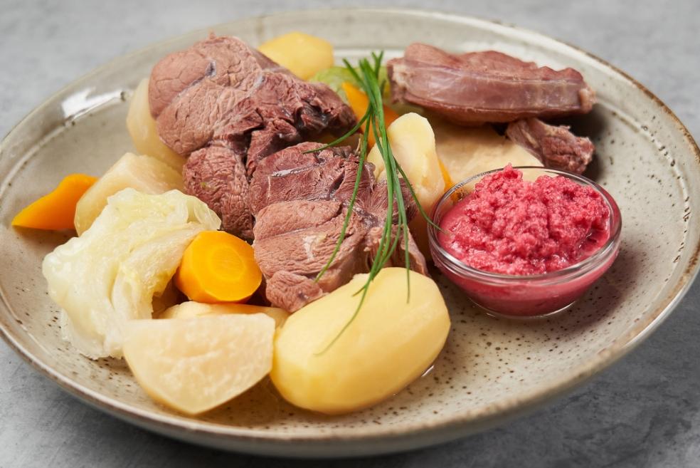 Lešo junetina s korjenastim povrćem, mladim krumpirom i jabuka-cikla-hrenom