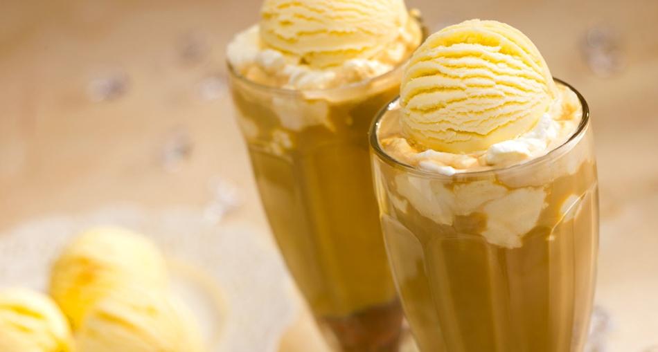 Kava sa sladoledom i šlagom