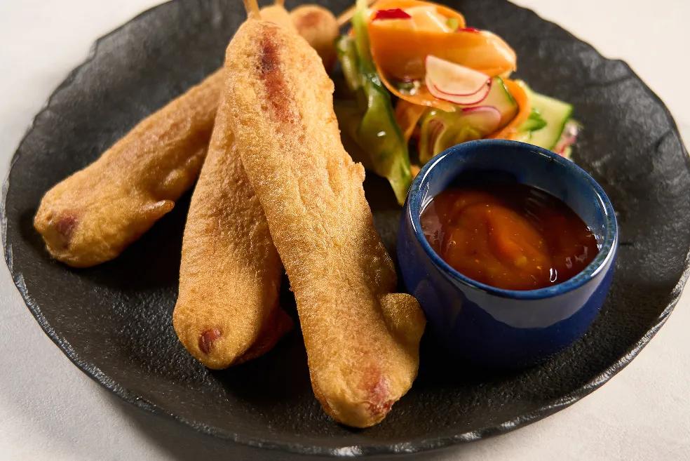 Prženi corn dog, spicy ketchup, hrskava salata