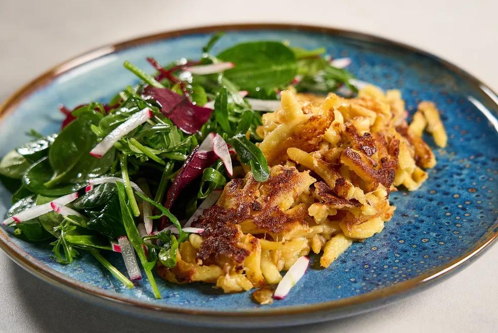 Käsespätzle s lisnatom salatom