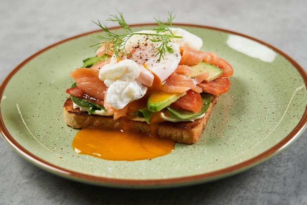 Tost s krem sirom, poširanim jajetom, avokadom, baby špinatom i dimljenim lososom