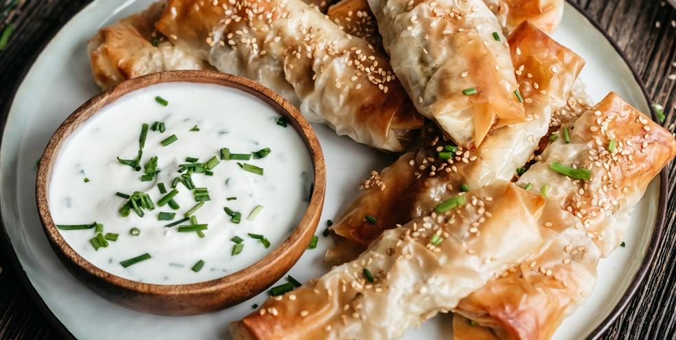 Rolice sa skyrom i umakom od jogurta