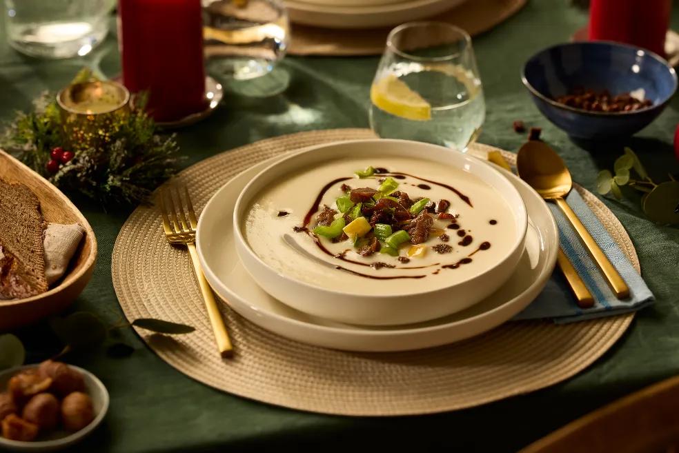 Veganska juha od jabuke i celera s hrskavim kestenima