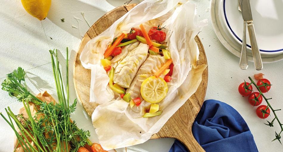 Oslić u škartocu s povrćem