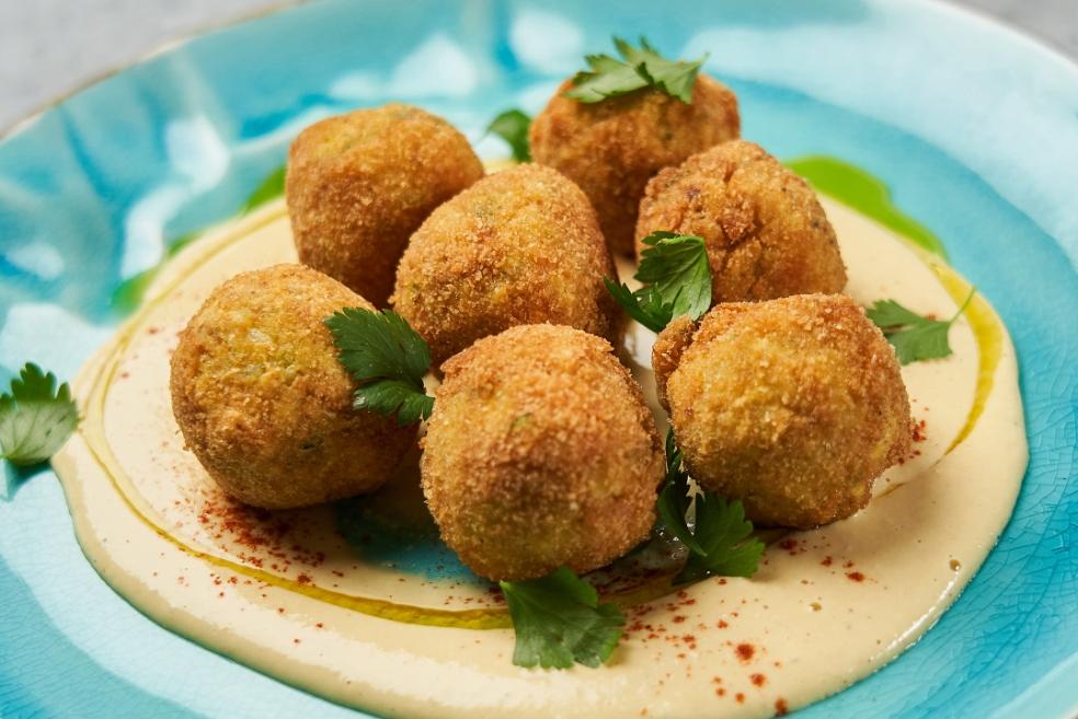 Okruglice od riže i povrća na kremi od slanutka