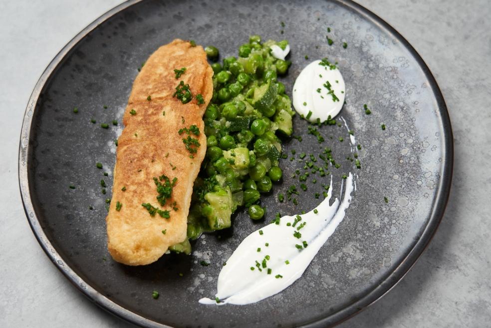 Pržena pastrva u pivskom tijestu s raguom od graška, celera i tikvice