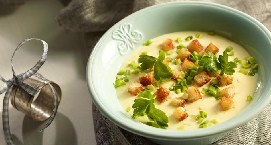 Juha od sira s prženim komadićima kruha