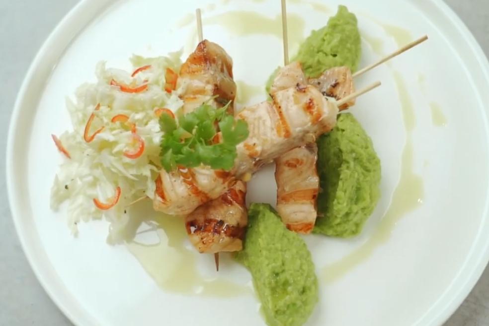 Grillani štapići lososa, pire od graška s hrenom & salata od kineskog kupusa