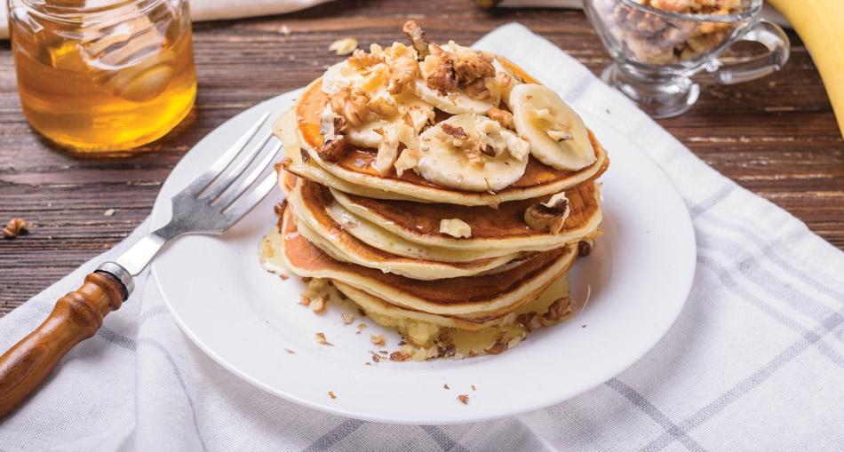 Američke palačinke s voćem i javorovim sirupom