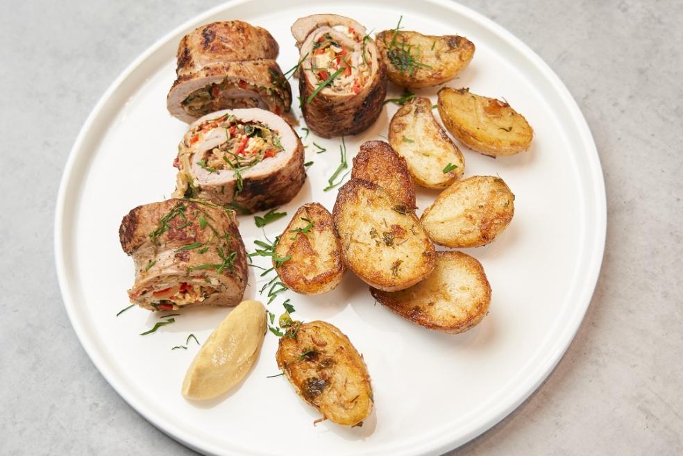 Punjeni lungić sa špinatom, paprikom i feta sirom, mladi krumpir s ružmarinom