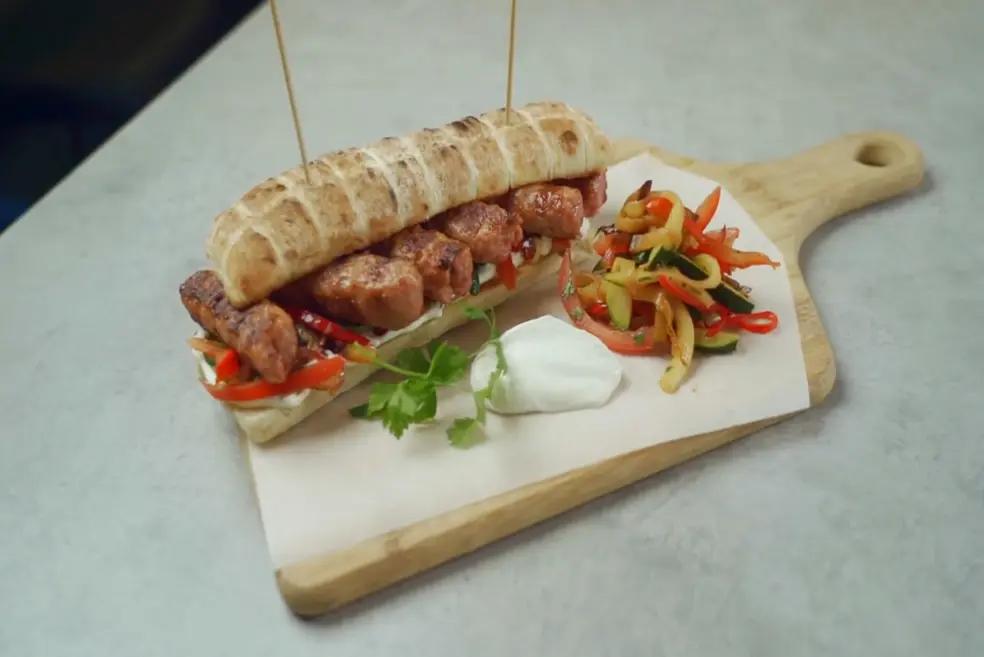 Grillani ćevapčići sa sofritom od povrća u dugačkoj lepinji