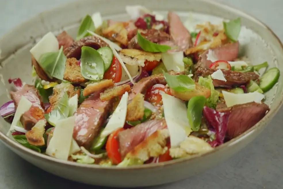 Šarena salata s vinaigrette dressingom i tagliattom od odležanog steak-a