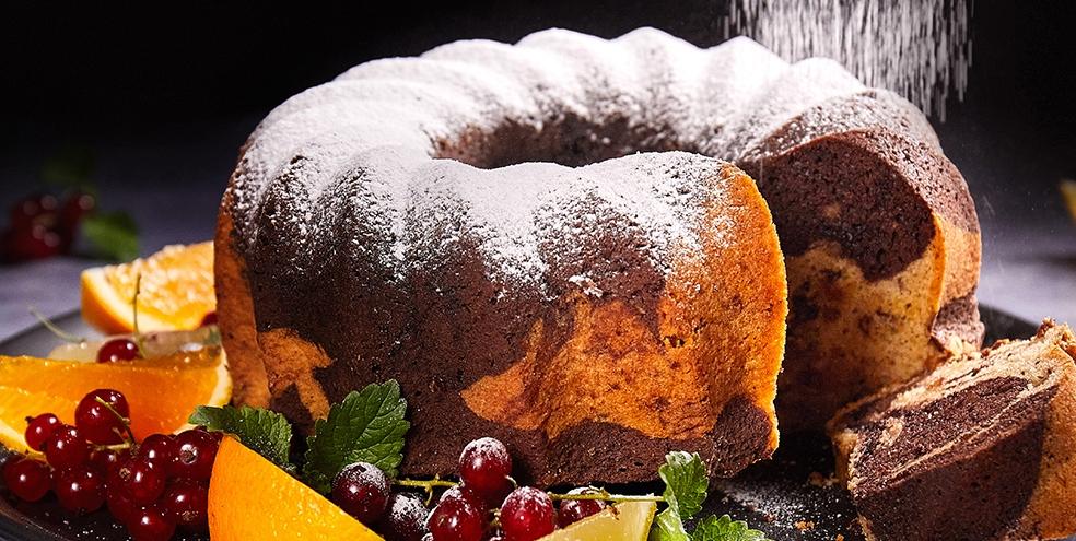 Kuglof s grožđicama, orasima i čokoladom