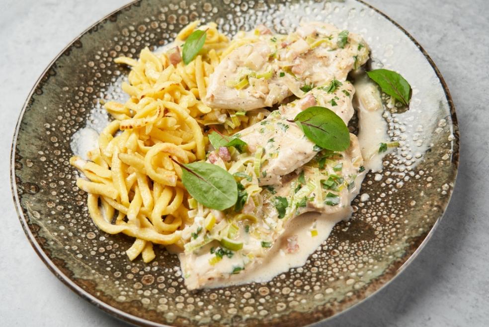 Pileći šnicli u toću od bijelog vina sa špeclima