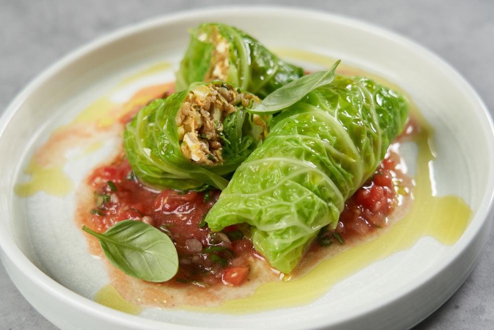 Veganska sarma punjena lećom i tofu sirom, salsa od rajčice i bosiljka