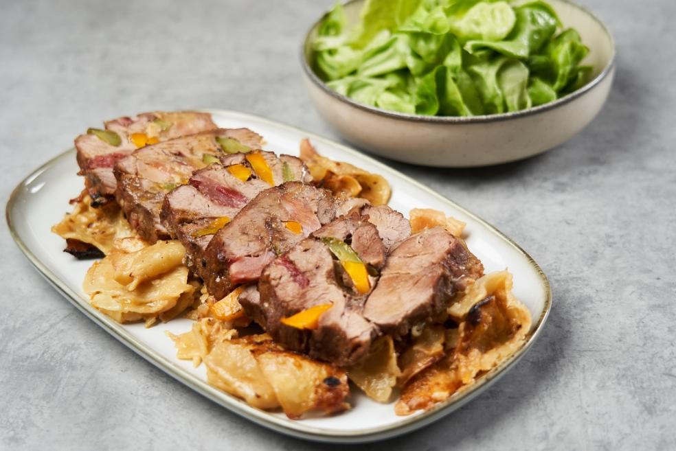 Špikana teleća lopatica, mlinci i salata puterica